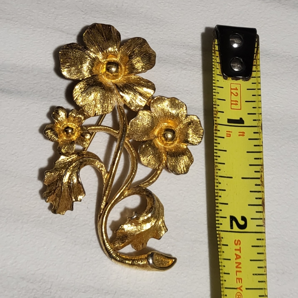 Vintage Monet‎ Brooch Gold Toned Flowers - Picture 2 of 3
